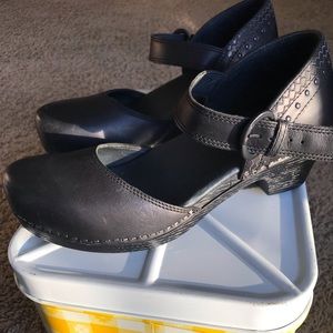 Dansko Mary Jane Clogs Sz 41 (Women’s 11) 🌺